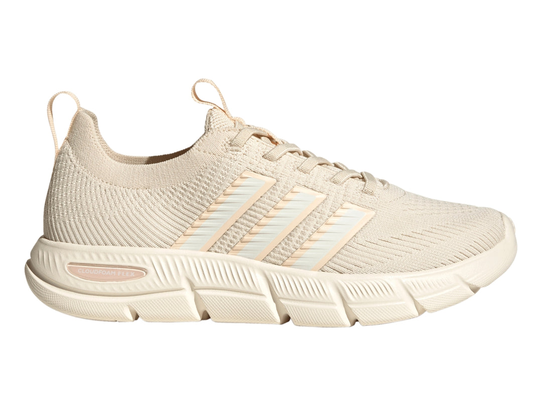 Tenis Adidas Cloudfoam Flex Slounge en color beige con suela texturizada y tejido transpirable.