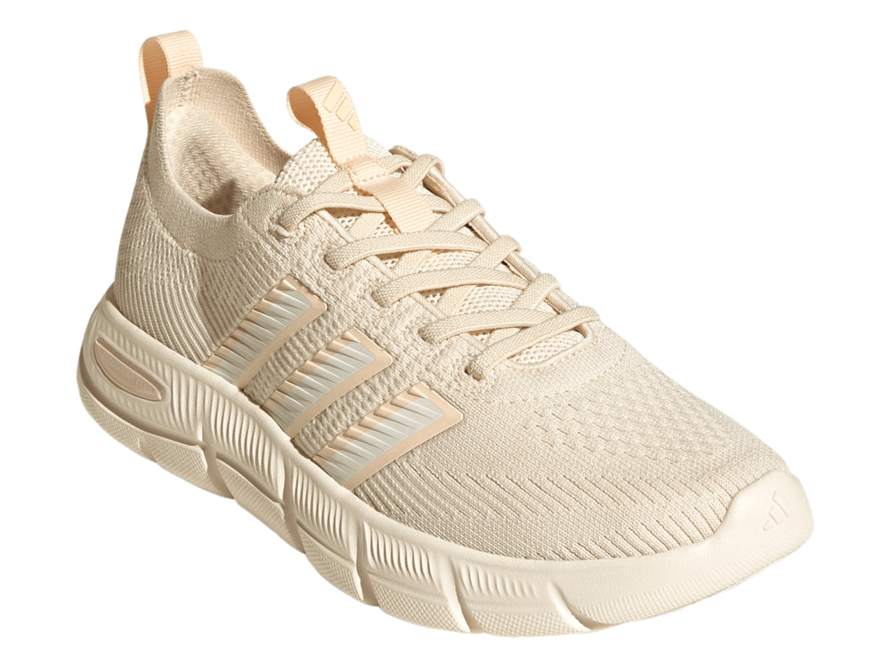 Tenis Adidas Cloudfoam Flex Slounge en color beige con suela texturizada y tejido transpirable.