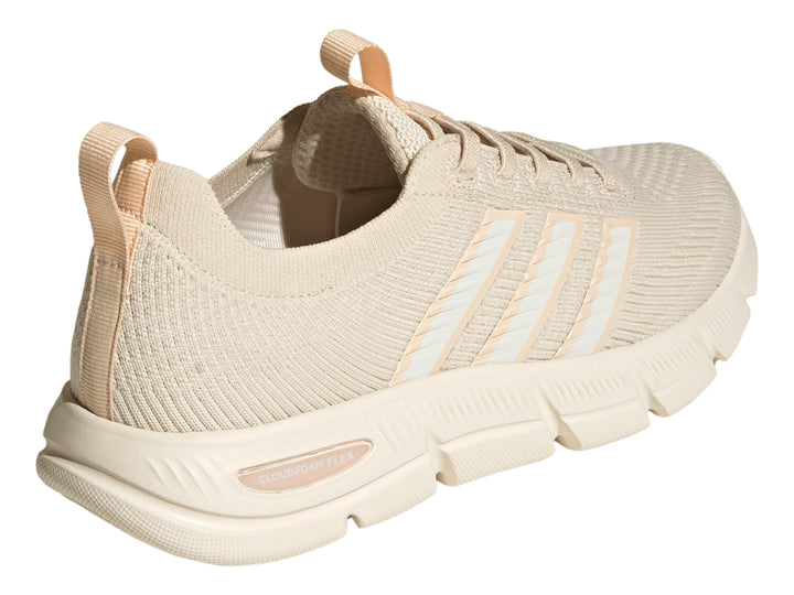 Tenis Adidas Cloudfoam Flex Slounge en color beige con suela texturizada y tejido transpirable.