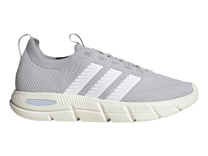 Tenis Adidas Cloudfoam Flex Slounge color gris con franjas y suela blanca.