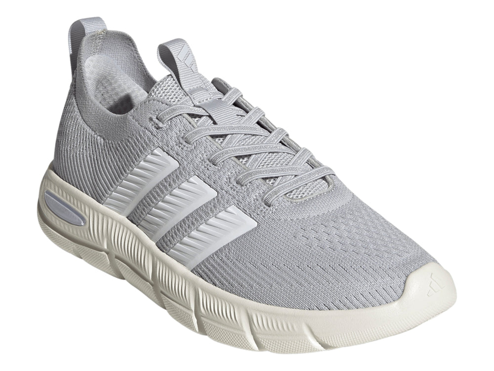 Tenis Adidas Cloudfoam Flex Slounge color gris con franjas y suela blanca.