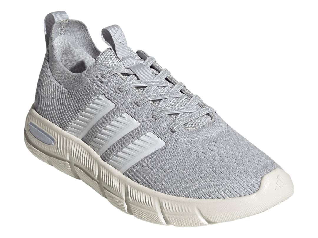 Tenis Adidas Cloudfoam Flex Slounge color gris con franjas y suela blanca.