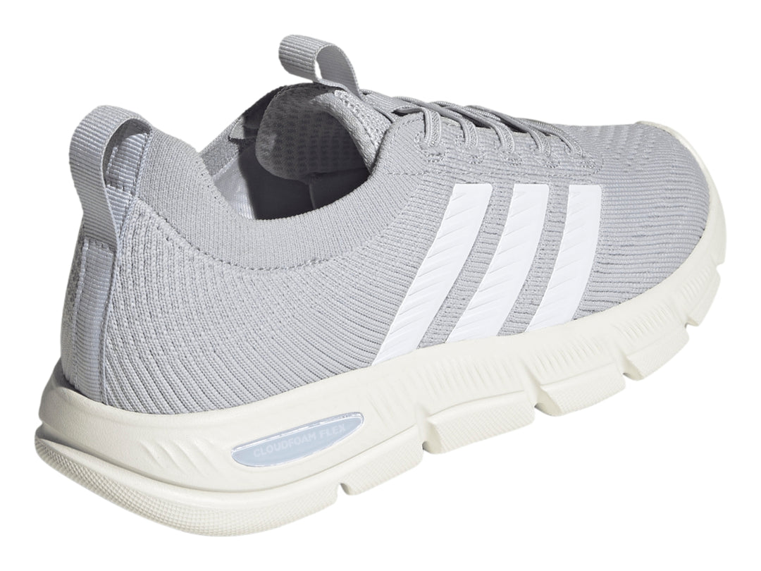 Tenis Adidas Cloudfoam Flex Slounge color gris con franjas y suela blanca.