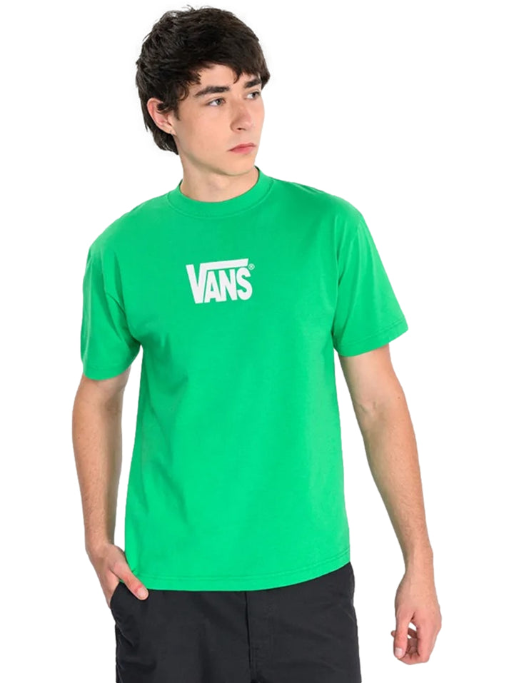 Hombre vistiendo una camiseta de manga corta color verde brillante con el logotipo de VANS en blanco en el pecho.