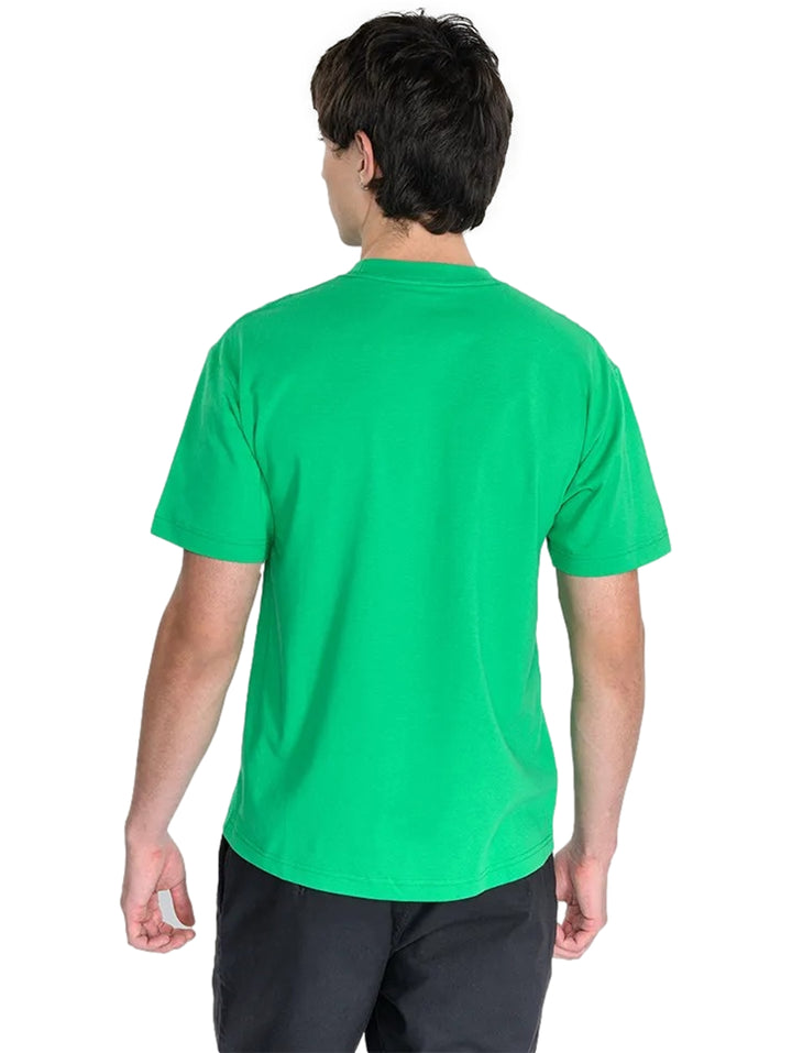 Hombre vistiendo una camiseta de manga corta color verde brillante con el logotipo de VANS en blanco en el pecho.