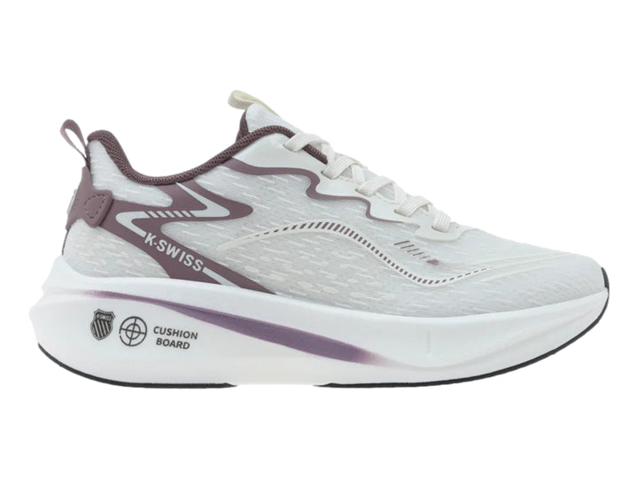Tenis deportivos K-Swiss color marfil y malva con suela blanca y detalles en degradado.