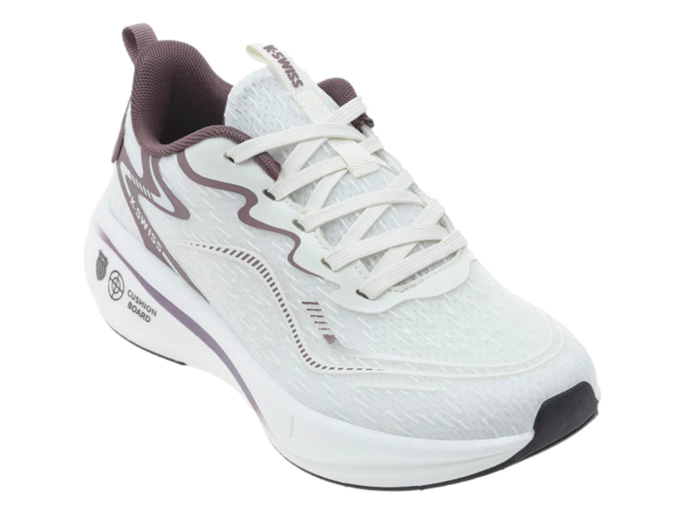 Tenis deportivos K-Swiss color marfil y malva con suela blanca y detalles en degradado.