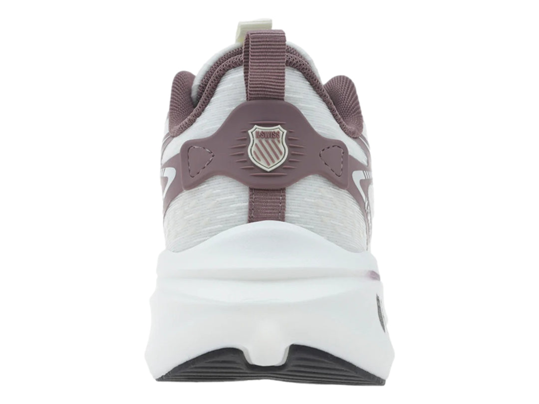 Tenis deportivos K-Swiss color marfil y malva con suela blanca y detalles en degradado.