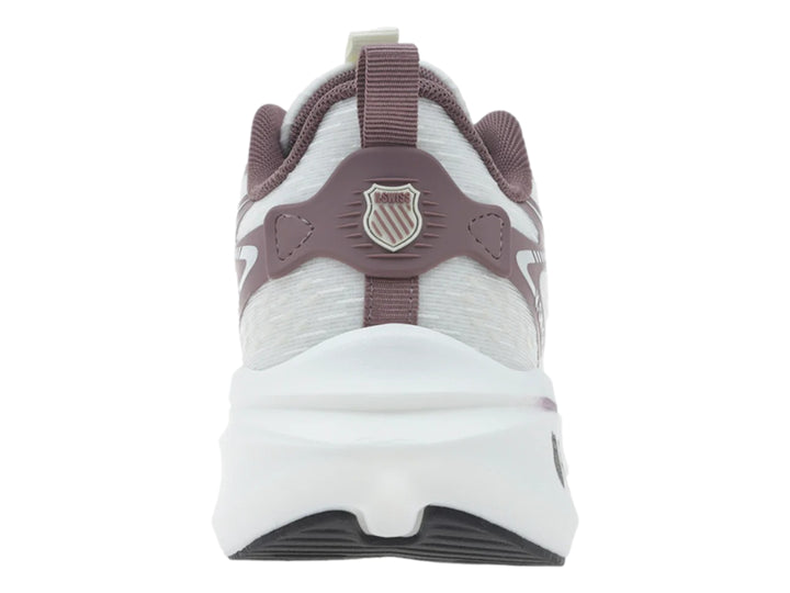 Tenis deportivos K-Swiss color marfil y malva con suela blanca y detalles en degradado.