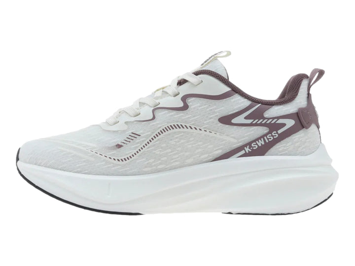 Tenis deportivos K-Swiss color marfil y malva con suela blanca y detalles en degradado.