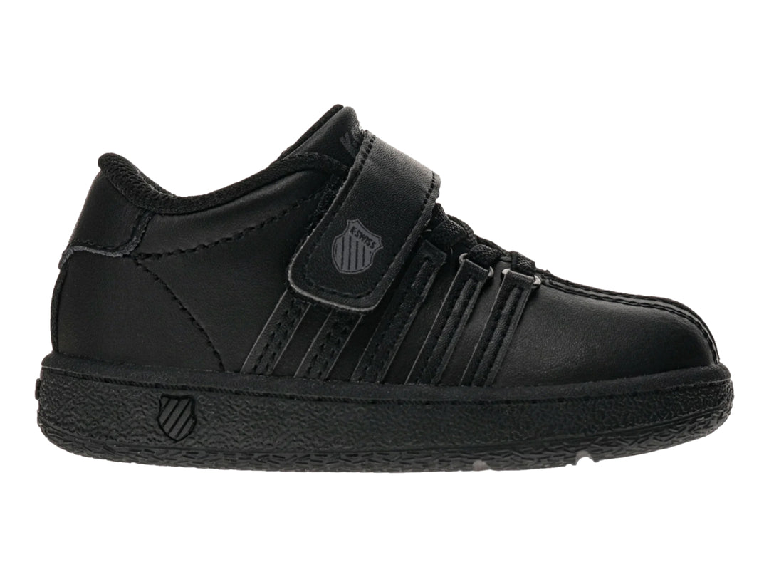 Zapato deportivo infantil K-Swiss de color negro con cierre de velcro.