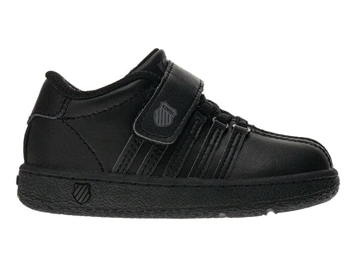 Zapato deportivo infantil K-Swiss de color negro con cierre de velcro.