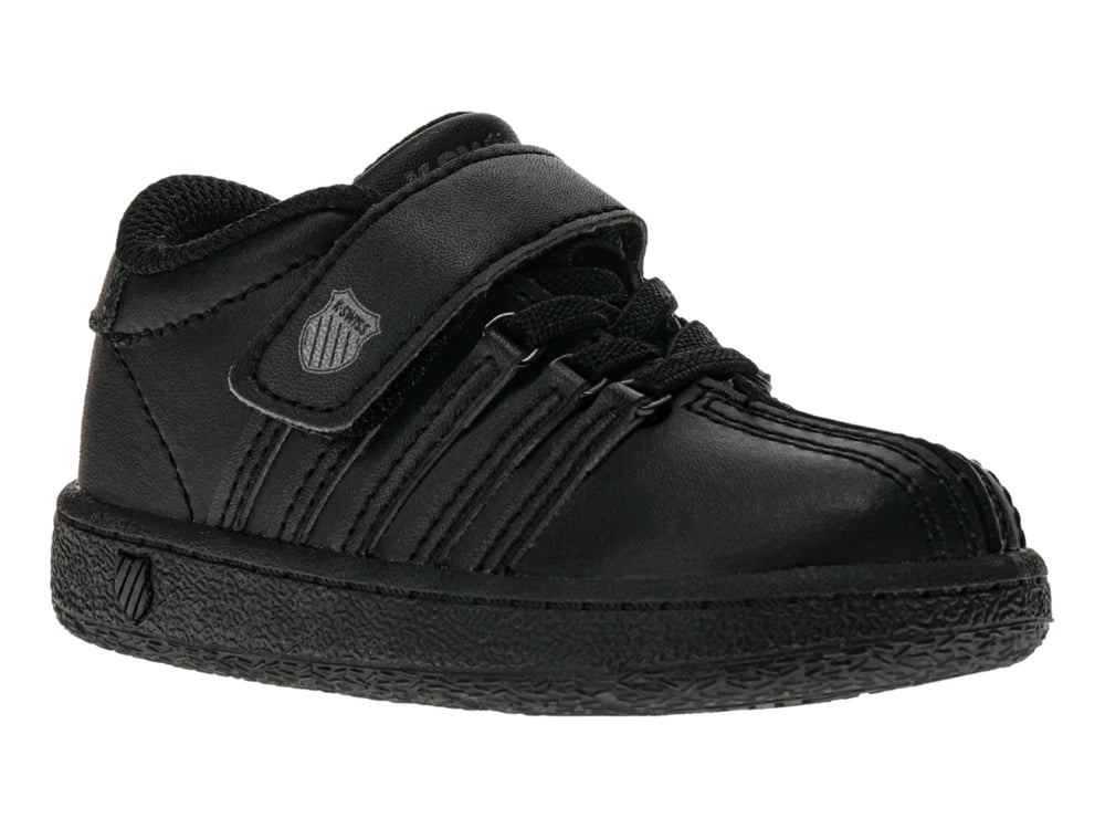 Zapato deportivo infantil K-Swiss de color negro con cierre de velcro.