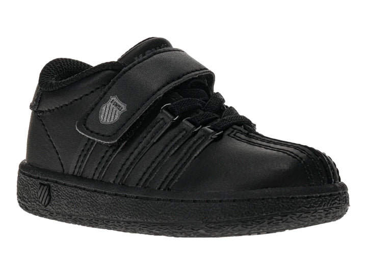 Zapato deportivo infantil K-Swiss de color negro con cierre de velcro.