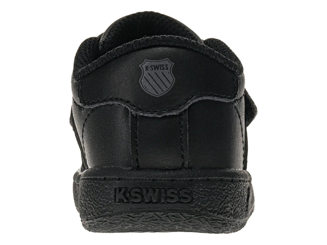 Zapato deportivo infantil K-Swiss de color negro con cierre de velcro.