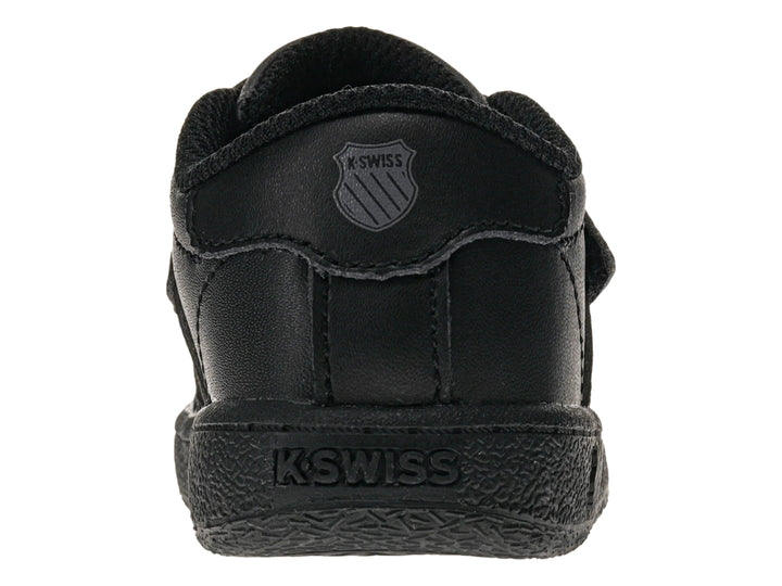 Zapato deportivo infantil K-Swiss de color negro con cierre de velcro.