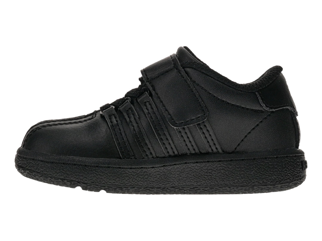 Zapato deportivo infantil K-Swiss de color negro con cierre de velcro.