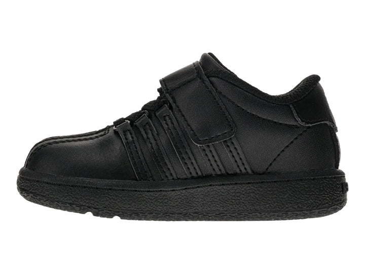 Zapato deportivo infantil K-Swiss de color negro con cierre de velcro.
