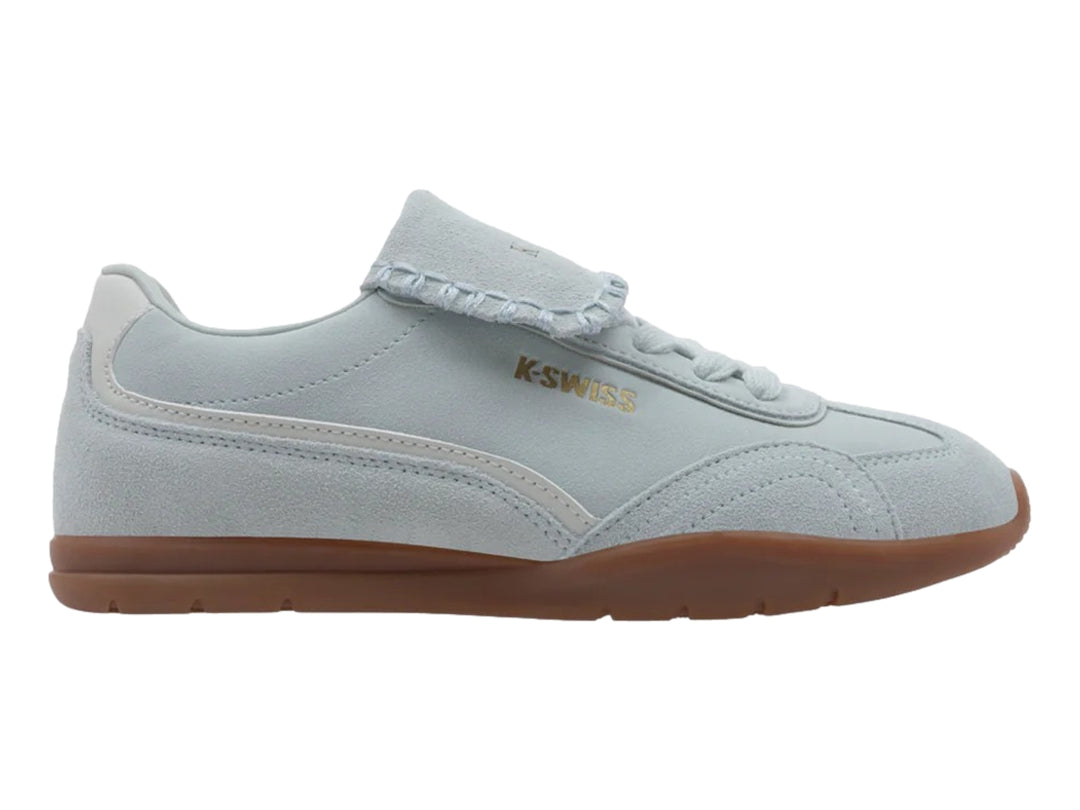 Tenis K-Swiss color azul claro con suela de goma marrón para niño.