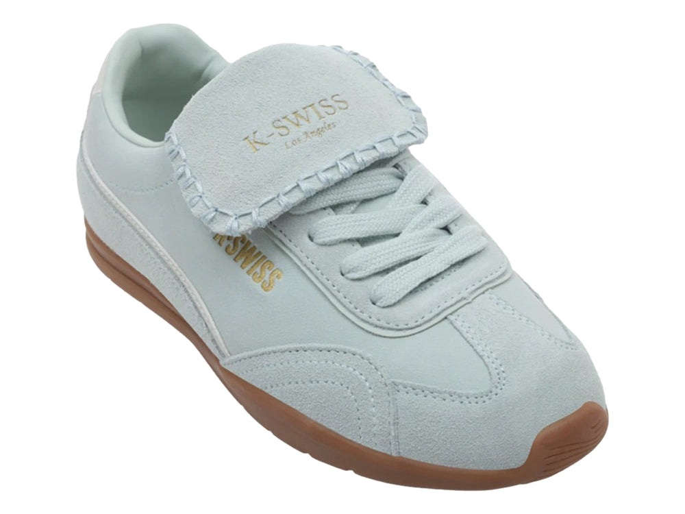 Tenis K-Swiss color azul claro con suela de goma marrón para niño.