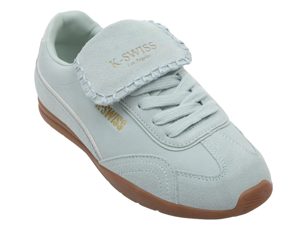 Tenis K-Swiss color azul claro con suela de goma marrón para niño.