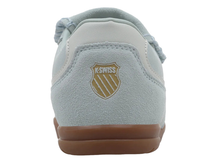 Tenis K-Swiss color azul claro con suela de goma marrón para niño.