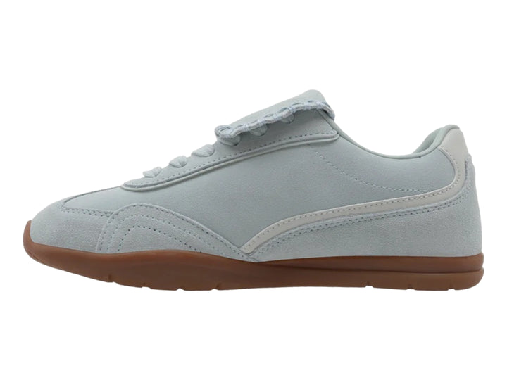 Tenis K-Swiss color azul claro con suela de goma marrón para niño.