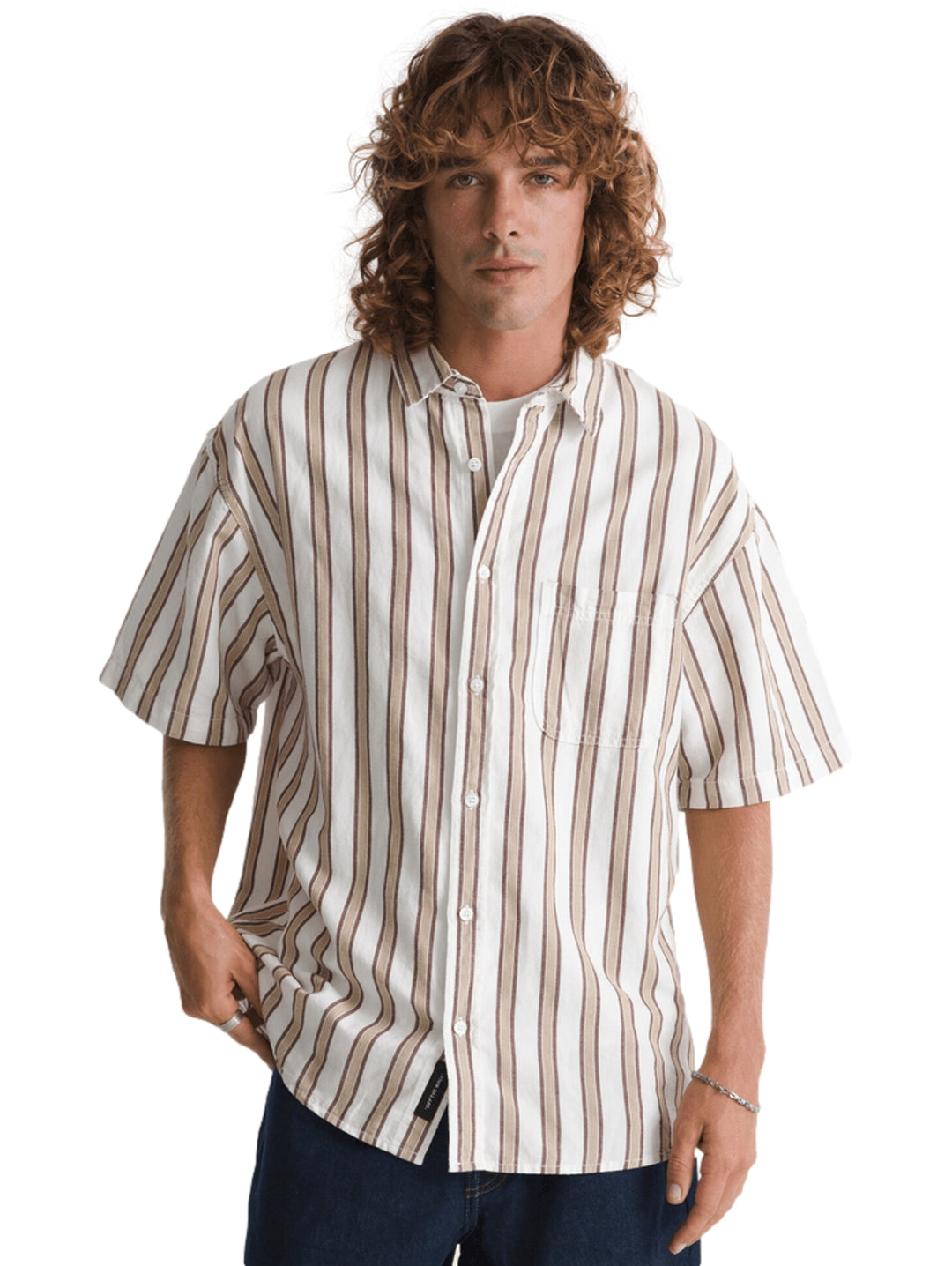 Camisa VANS de manga corta con rayas verticales en colores blanco y marrón, de corte holgado.