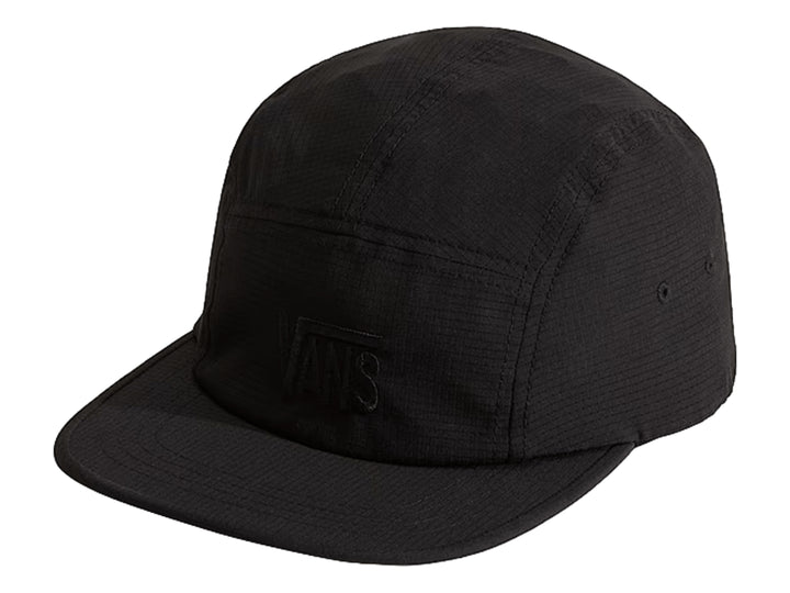 Gorra estilo camper de color negro con logotipo de Vans en relieve tono sobre tono.