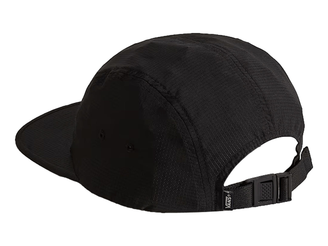 Gorra estilo camper de color negro con logotipo de Vans en relieve tono sobre tono.