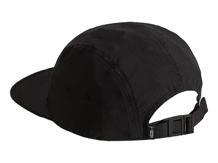 Gorra estilo camper de color negro con logotipo de Vans en relieve tono sobre tono.