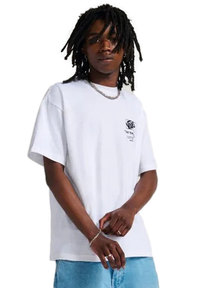 Hombre vistiendo una camiseta blanca de manga corta de la marca Vans con un pequeño logo en el pecho.