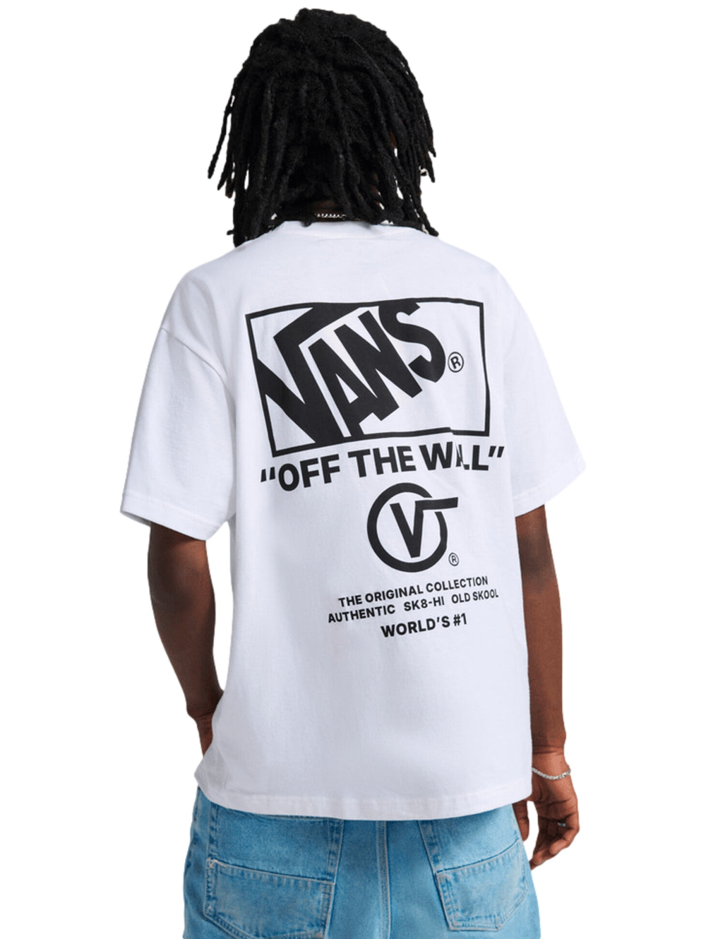 Hombre vistiendo una camiseta blanca de manga corta de la marca Vans con un pequeño logo en el pecho.