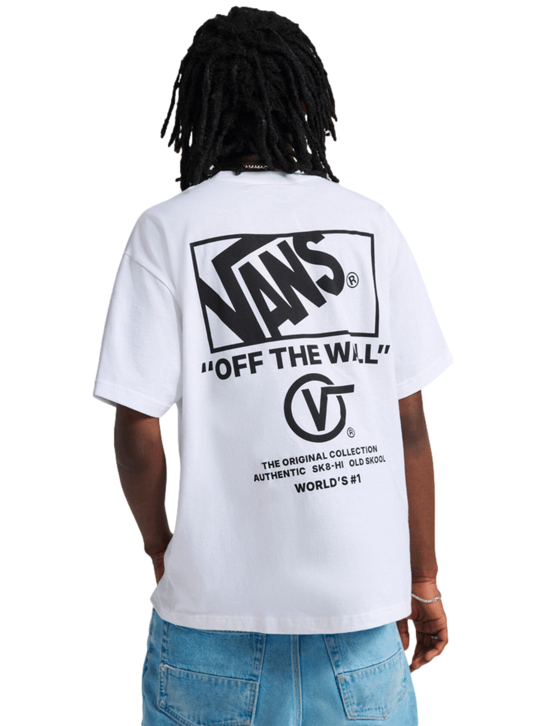 Hombre vistiendo una camiseta blanca de manga corta de la marca Vans con un pequeño logo en el pecho.