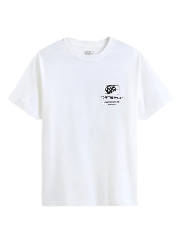 Hombre vistiendo una camiseta blanca de manga corta de la marca Vans con un pequeño logo en el pecho.