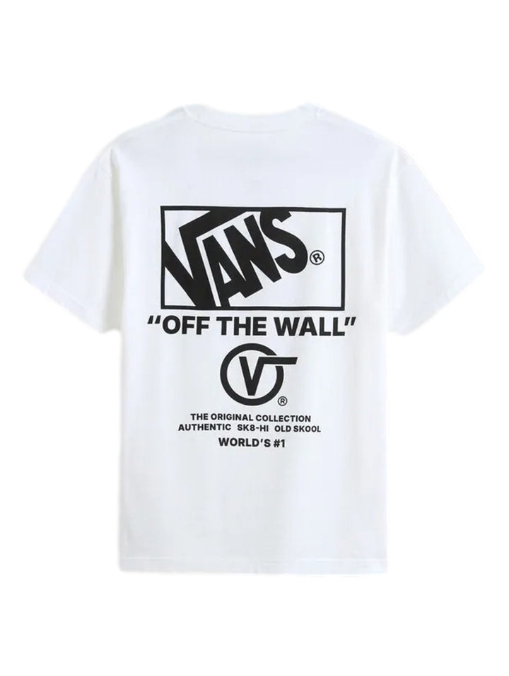 Hombre vistiendo una camiseta blanca de manga corta de la marca Vans con un pequeño logo en el pecho.