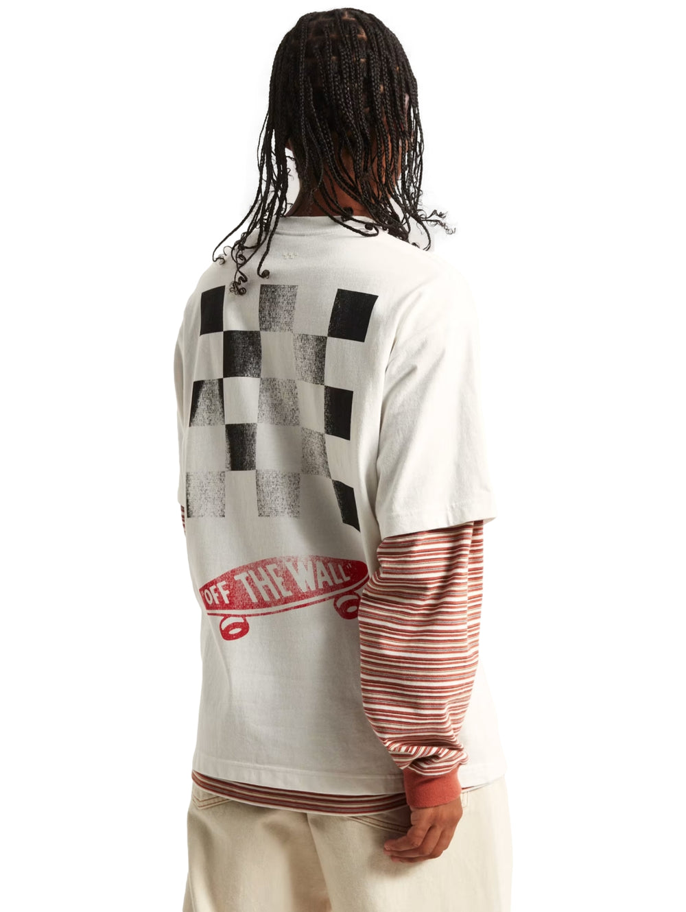 Hombre vistiendo una camiseta blanca de manga corta sobre una camiseta a rayas rojas y blancas de manga larga.
