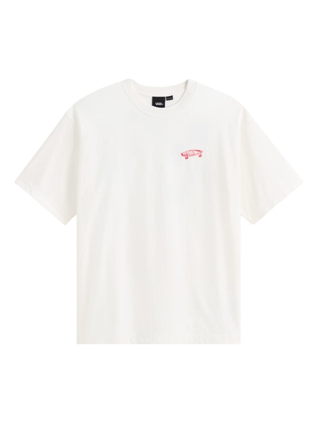 Hombre vistiendo una camiseta blanca de manga corta sobre una camiseta a rayas rojas y blancas de manga larga.