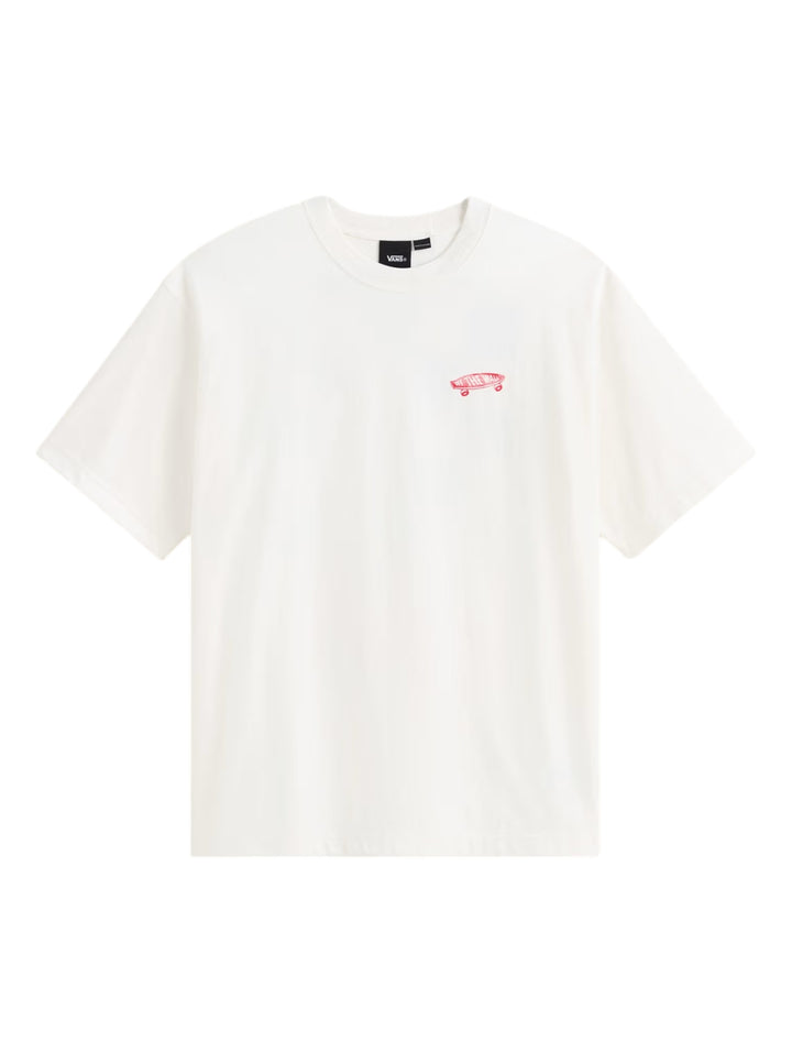 Hombre vistiendo una camiseta blanca de manga corta sobre una camiseta a rayas rojas y blancas de manga larga.