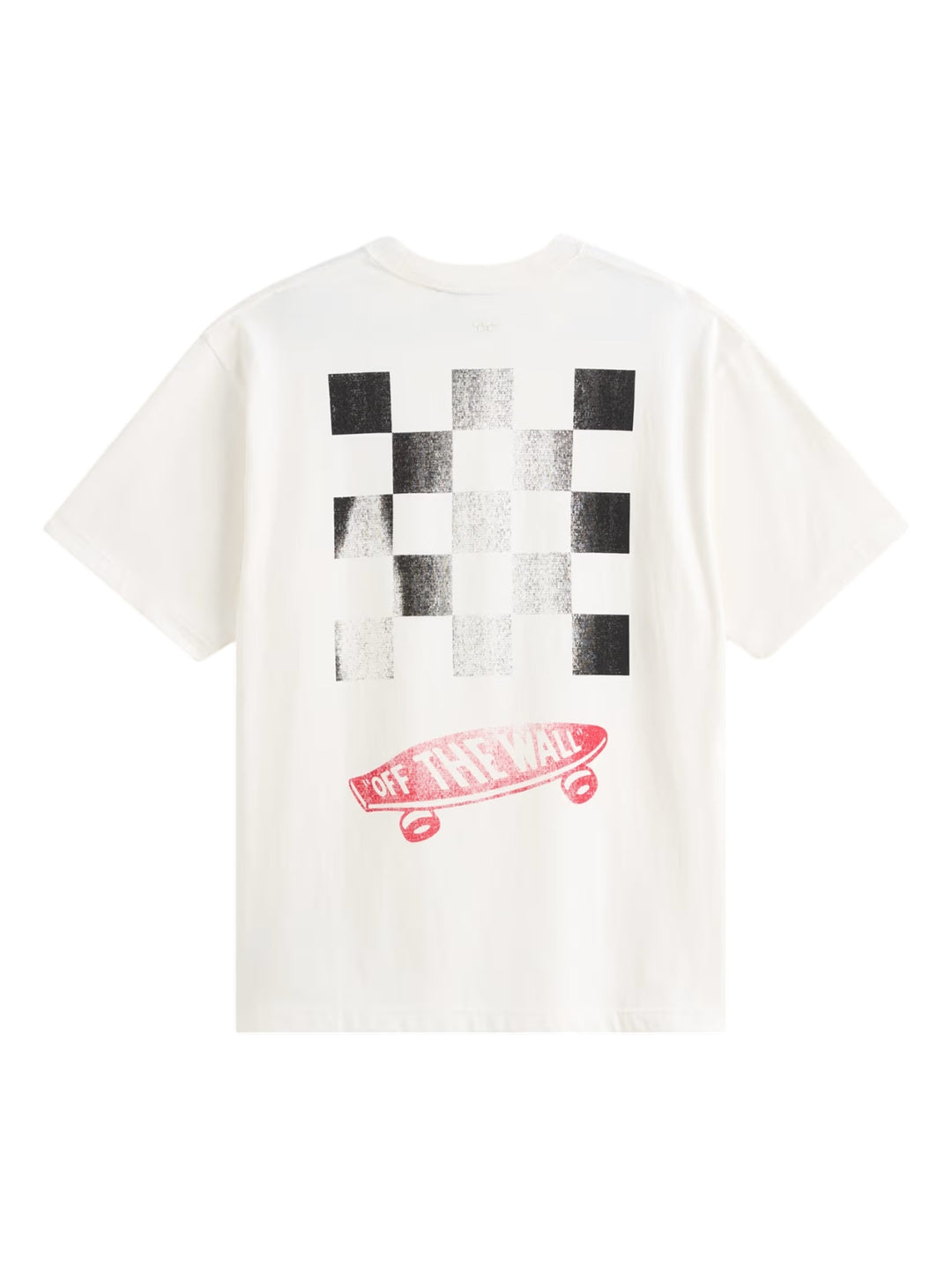 Hombre vistiendo una camiseta blanca de manga corta sobre una camiseta a rayas rojas y blancas de manga larga.