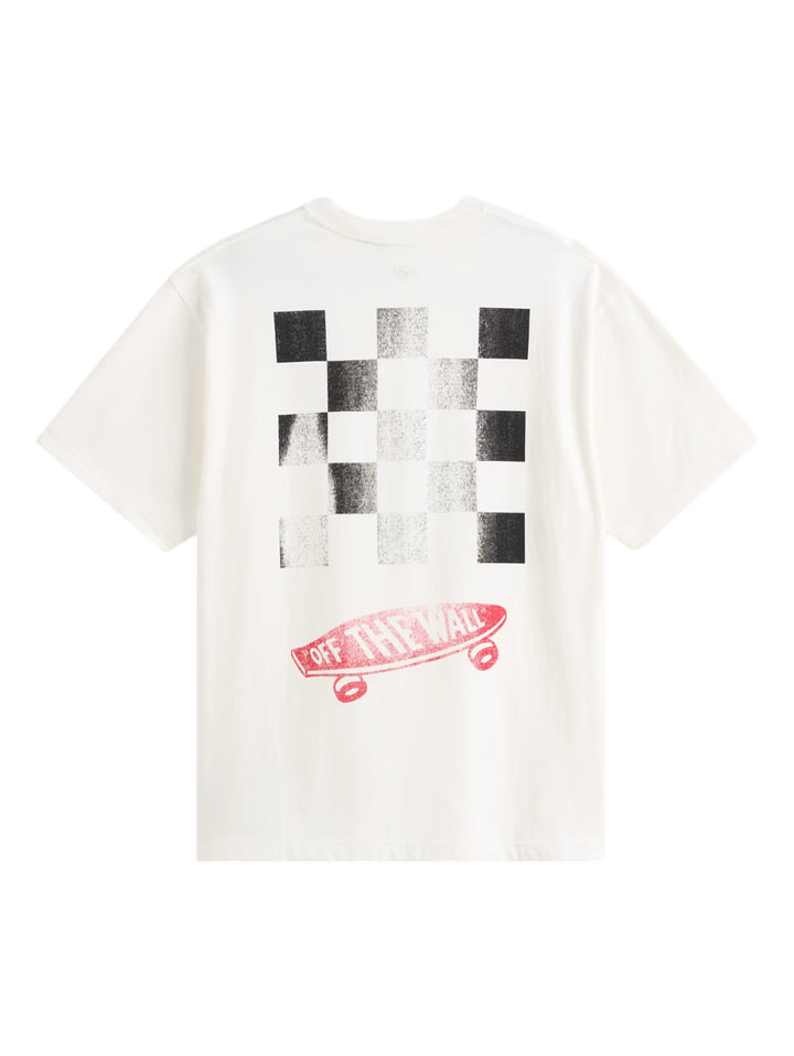 Hombre vistiendo una camiseta blanca de manga corta sobre una camiseta a rayas rojas y blancas de manga larga.