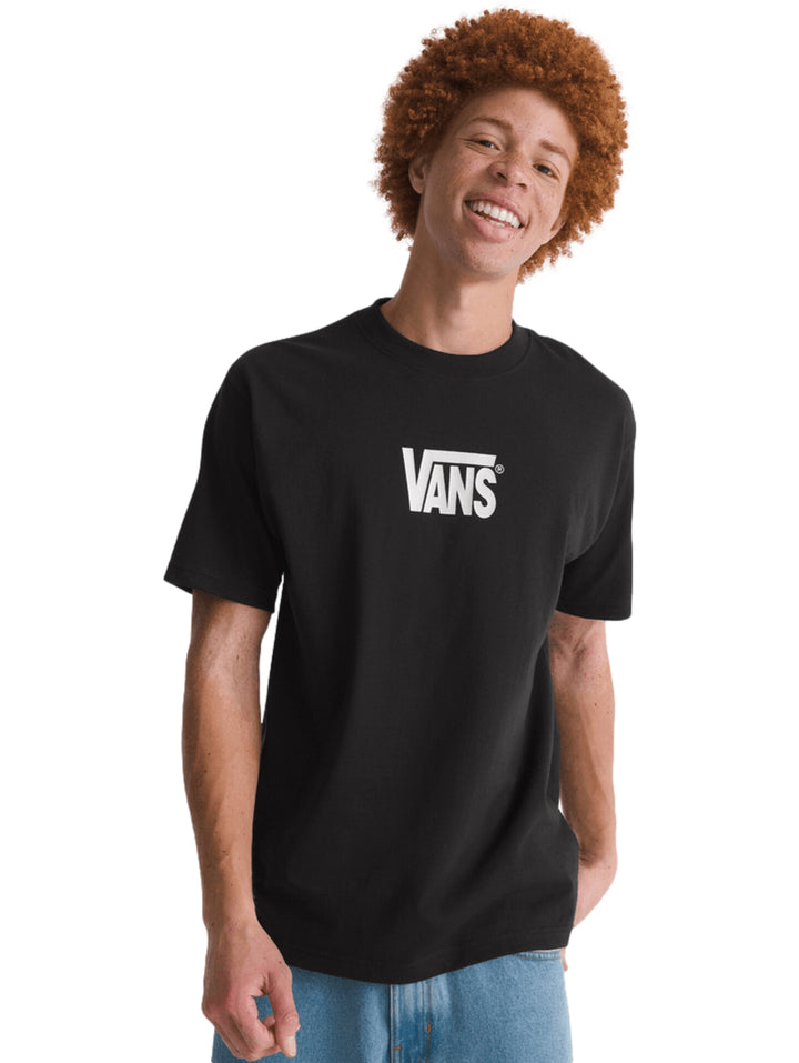 Hombre vistiendo una camiseta negra de manga corta con el logotipo de VANS en blanco en el pecho.