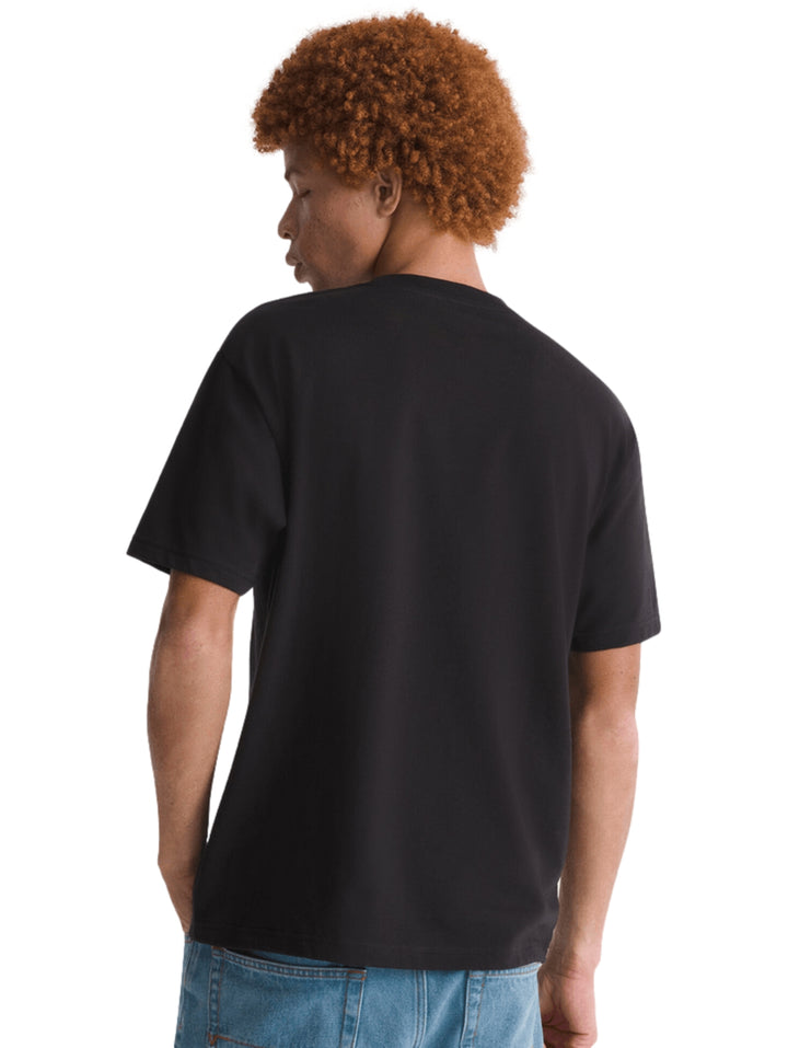 Hombre vistiendo una camiseta negra de manga corta con el logotipo de VANS en blanco en el pecho.