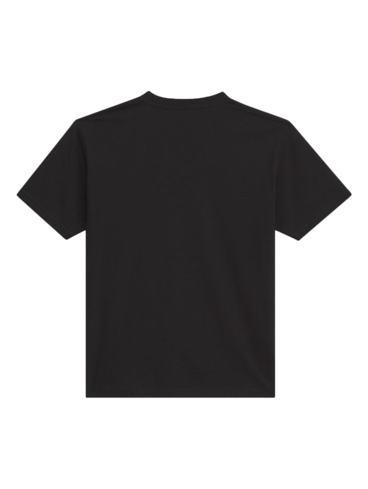 Hombre vistiendo una camiseta negra de manga corta con el logotipo de VANS en blanco en el pecho.