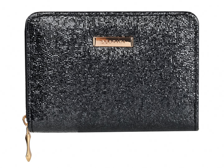 Monedero negro con textura brillante, cierre y placa metálica en color dorado.
