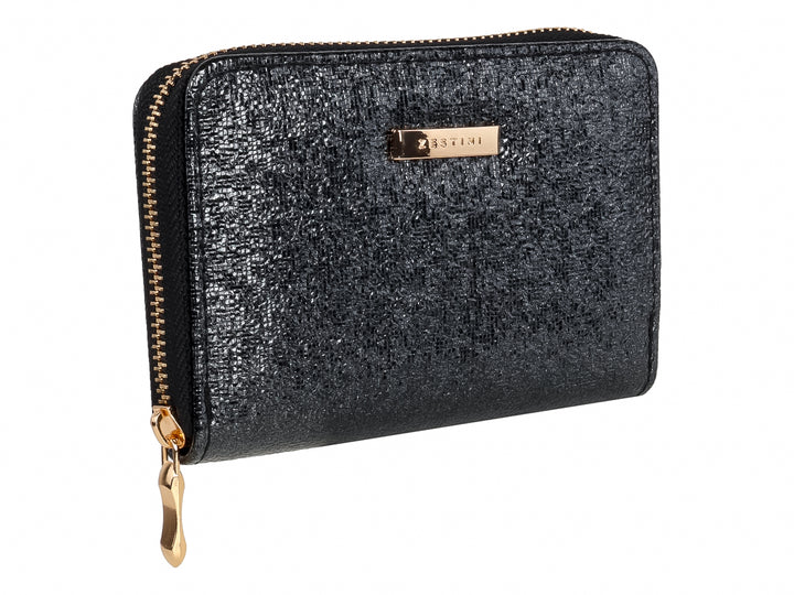 Monedero negro con textura brillante, cierre y placa metálica en color dorado.