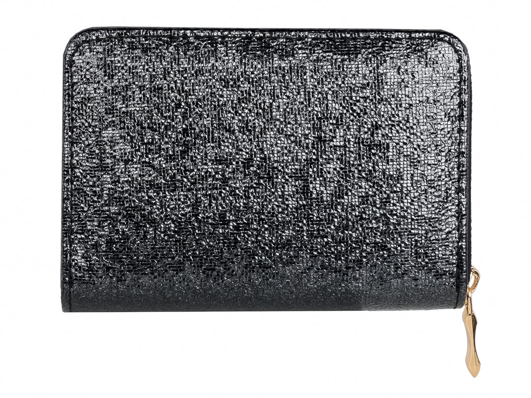 Monedero negro con textura brillante, cierre y placa metálica en color dorado.