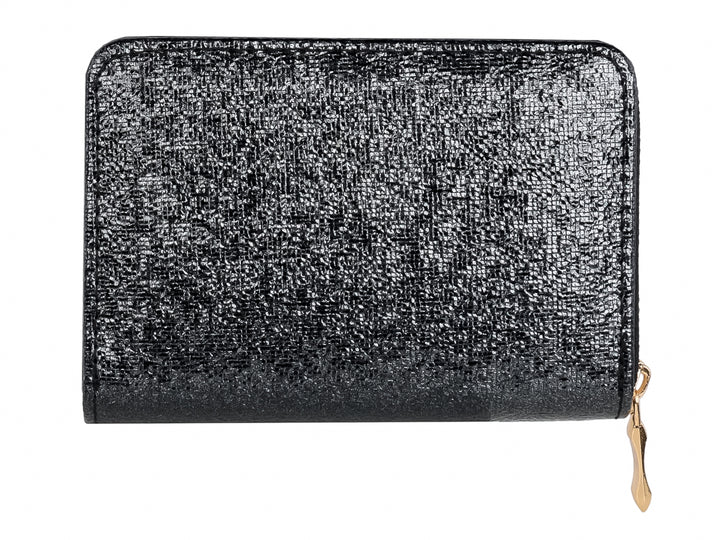 Monedero negro con textura brillante, cierre y placa metálica en color dorado.