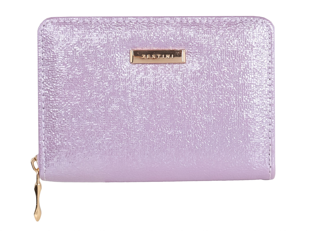 Monedero rectangular color morado brillante con cierre y detalle metálico dorado.
