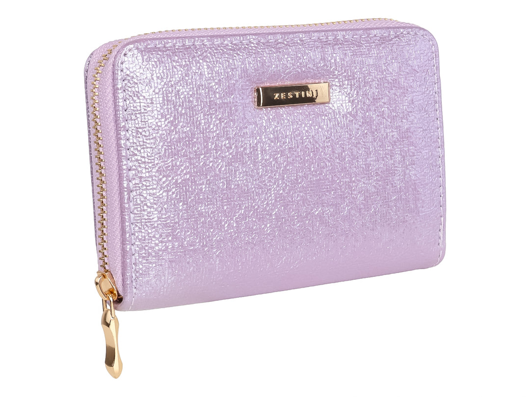 Monedero rectangular color morado brillante con cierre y detalle metálico dorado.